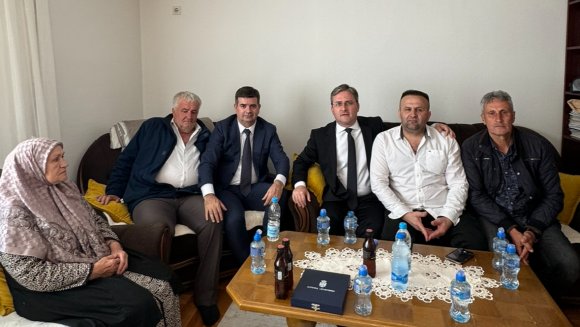 Селаковић уручио Борачку споменицу родитељима палог борца на Кошарама Насеру Вучељу
