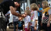 Ђорђевић посетио породицу са десеторо деце у Медвеђи и обећао им помоћ