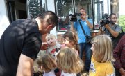 Ђорђевић посетио породицу са десеторо деце у Медвеђи и обећао им помоћ