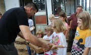 Ђорђевић посетио породицу са десеторо деце у Медвеђи и обећао им помоћ