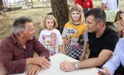 Ђорђевић посетио породицу са десеторо деце у Медвеђи и обећао им помоћ