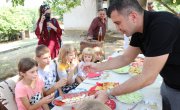 Ђорђевић посетио породицу са десеторо деце у Медвеђи и обећао им помоћ
