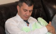Министар Ђорђевић посетио бебу која је пре месец дана остављена у контејнеру у Жаркову