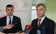 Министар за рад, запошљавање, борачка и социјална питања Зоран Ђорђевић подржао је донацију опреме у вредности од два милиона динара клиници за гинекологију и акушерство у Ћуприји, која је реализована акцијом "Заједно за бебе", у оквиру сарадње Комерцијалне банке и Фонда Б92.   Том приликом министар Ђорђевић је изјавио да ће Влада Србије увек подржати овакве и друге иницијативе када су у питању наша деца и открио да ће се ова акција наставити и убудуће.   “Наша жеља је да све болнице у Србији добију опрему 