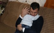 Тадија, који је одмах по рођењу остављен у снегу, иде на усвојење
