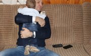 Тадија, који је одмах по рођењу остављен у снегу, иде на усвојење