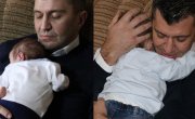 Тадија, који је одмах по рођењу остављен у снегу, иде на усвојење