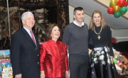 Подељени поклони и новогодишњи пакетићи деци на Белом двору