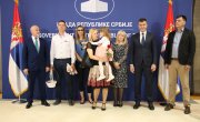 ЂОРЂЕВИЋ ДОНЕО ОДЛУКУ: Девојчица Ленка враћена породици Савић