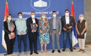 Удружењима уручени уговори за добијање средстава у циљу економског оснаживања жена из категорије једнородитељских породица