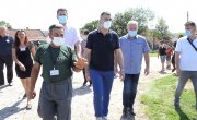 Ђорђевић у ромском насељу у Шапцу: Обезбедићемо овим људима достојанствен живот