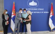 Удружењима уручени уговори за добијање средстава у циљу економског оснаживања жена из категорије једнородитељских породица