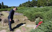 Ђорђевић положио венац на споменик V-3 крагујевачке гимназије у част сећања на стрељане ученике и учитеље