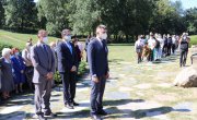 Ђорђевић положио венац на споменик V-3 крагујевачке гимназије у част сећања на стрељане ученике и учитеље