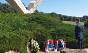 Ђорђевић положио венац на споменик V-3 крагујевачке гимназије у част сећања на стрељане ученике и учитеље