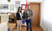 Ђорђевић уручио статуу Милана Тепића његовој ћерки 