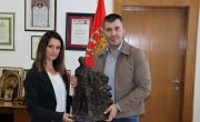Ђорђевић уручио статуу Милана Тепића његовој ћерки 