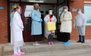 Министарка Кисић Тепавчевић  са запосленима у Геронтолошком центру у Нишу на почетку вакцинације