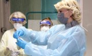 Министарка Кисић Тепавчевић  са запосленима у Геронтолошком центру у Нишу на почетку вакцинације