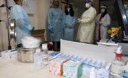 Министарка Кисић Тепавчевић  са запосленима у Геронтолошком центру у Нишу на почетку вакцинације