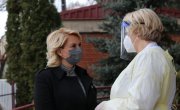 Министарка Кисић Тепавчевић  са запосленима у Геронтолошком центру у Нишу на почетку вакцинације