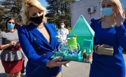 Кисић Тепавчевић са корисницима Установе за децу и младе „Сремчица“ на манифестацији „Ускршње чаролије“
