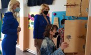 Кисић Тепавчевић са корисницима Установе за децу и младе „Сремчица“ на манифестацији „Ускршње чаролије“