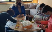 Кисић Тепавчевић са корисницима Установе за децу и младе „Сремчица“ на манифестацији „Ускршње чаролије“