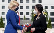 Одата почаст погинулим кинеским новинарима у бомбардовању зграде Амбасаде Кине у Србији