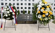 Одата почаст погинулим кинеским новинарима у бомбардовању зграде Амбасаде Кине у Србији