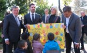 Компанија „Stadler Bussnang AG“ поклонила деци у Звечанској 300 килограма чоколаде