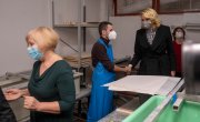 Премијерка Брнабић и министарка Кисић Тепавчевић у Удружењу „Наша кућа“ о важности социјалног предузетништва