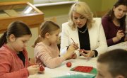 Министарка Кисић на ускршњој радионици Удружења жена „Сента“