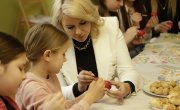 Министарка Кисић на ускршњој радионици Удружења жена „Сента“