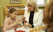 Министарка Кисић на ускршњој радионици Удружења жена „Сента“