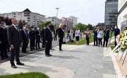 Одата почаст погинулим кинеским новинарима у бомбардовању зграде Амбасаде Кине у Србији