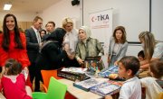 Тамара Вучић и Емина Ердоган посетиле децу у Материнском дому у Звечанској