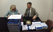 Министарство наставља подршку Савезу слепих Србије – помоћница министра на акцији „Покуцај ми књигом на врата“