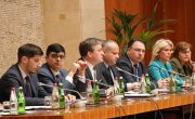 Министар за рад, запошљавање, борачка и социјална питања Никола Селаковић одржао је други по реду састанак са директорима свих центара за социјални рад у Србији, како би на заједнички начин дефинисали планове и приоритете у раду ових институција у наредном периоду.  Министар Селаковић је указао да је потребно да сви центри за социјални рад, њих 141, посебну пажњу посвете ефикасном коришћењу новог оперативног система СОЗИС, чија је примена отпочела крајем прошле године. Он је навео да овај систем са једне ст