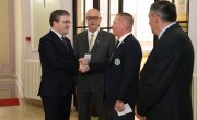 Изасланик председника Србије. министар Никола Селаковић, данас је поручио да Срби опет морају да бране своје право да мирно живе у својој држави, оценио да се Срби на КиМ суочавају са терором и нагласио да је боље 100 година преговарати него један дан ратовати.   На свечаном отварању 30. Генералне скупштине Светске федерације ветерана, у Дом Гарде у Топчидеру, која се одржава под покровитељством председника Вучића, Селаковић је поручио да Срби и Србија знају шта значи борити се за слободу отаџбине и да су у