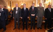 Изасланик председника Србије. министар Никола Селаковић, данас је поручио да Срби опет морају да бране своје право да мирно живе у својој држави, оценио да се Срби на КиМ суочавају са терором и нагласио да је боље 100 година преговарати него један дан ратовати.   На свечаном отварању 30. Генералне скупштине Светске федерације ветерана, у Дом Гарде у Топчидеру, која се одржава под покровитељством председника Вучића, Селаковић је поручио да Срби и Србија знају шта значи борити се за слободу отаџбине и да су у