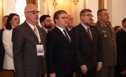 Изасланик председника Србије. министар Никола Селаковић, данас је поручио да Срби опет морају да бране своје право да мирно живе у својој држави, оценио да се Срби на КиМ суочавају са терором и нагласио да је боље 100 година преговарати него један дан ратовати.   На свечаном отварању 30. Генералне скупштине Светске федерације ветерана, у Дом Гарде у Топчидеру, која се одржава под покровитељством председника Вучића, Селаковић је поручио да Срби и Србија знају шта значи борити се за слободу отаџбине и да су у