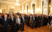 Изасланик председника Србије. министар Никола Селаковић, данас је поручио да Срби опет морају да бране своје право да мирно живе у својој држави, оценио да се Срби на КиМ суочавају са терором и нагласио да је боље 100 година преговарати него један дан ратовати.   На свечаном отварању 30. Генералне скупштине Светске федерације ветерана, у Дом Гарде у Топчидеру, која се одржава под покровитељством председника Вучића, Селаковић је поручио да Срби и Србија знају шта значи борити се за слободу отаџбине и да су у