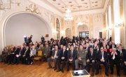 Изасланик председника Србије. министар Никола Селаковић, данас је поручио да Срби опет морају да бране своје право да мирно живе у својој држави, оценио да се Срби на КиМ суочавају са терором и нагласио да је боље 100 година преговарати него један дан ратовати.   На свечаном отварању 30. Генералне скупштине Светске федерације ветерана, у Дом Гарде у Топчидеру, која се одржава под покровитељством председника Вучића, Селаковић је поручио да Срби и Србија знају шта значи борити се за слободу отаџбине и да су у