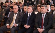 Изасланик председника Србије. министар Никола Селаковић, данас је поручио да Срби опет морају да бране своје право да мирно живе у својој држави, оценио да се Срби на КиМ суочавају са терором и нагласио да је боље 100 година преговарати него један дан ратовати.   На свечаном отварању 30. Генералне скупштине Светске федерације ветерана, у Дом Гарде у Топчидеру, која се одржава под покровитељством председника Вучића, Селаковић је поручио да Срби и Србија знају шта значи борити се за слободу отаџбине и да су у