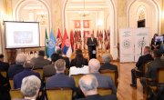 Изасланик председника Србије. министар Никола Селаковић, данас је поручио да Срби опет морају да бране своје право да мирно живе у својој држави, оценио да се Срби на КиМ суочавају са терором и нагласио да је боље 100 година преговарати него један дан ратовати.   На свечаном отварању 30. Генералне скупштине Светске федерације ветерана, у Дом Гарде у Топчидеру, која се одржава под покровитељством председника Вучића, Селаковић је поручио да Срби и Србија знају шта значи борити се за слободу отаџбине и да су у