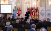 Изасланик председника Србије. министар Никола Селаковић, данас је поручио да Срби опет морају да бране своје право да мирно живе у својој држави, оценио да се Срби на КиМ суочавају са терором и нагласио да је боље 100 година преговарати него један дан ратовати.   На свечаном отварању 30. Генералне скупштине Светске федерације ветерана, у Дом Гарде у Топчидеру, која се одржава под покровитељством председника Вучића, Селаковић је поручио да Срби и Србија знају шта значи борити се за слободу отаџбине и да су у