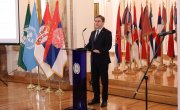 Изасланик председника Србије. министар Никола Селаковић, данас је поручио да Срби опет морају да бране своје право да мирно живе у својој држави, оценио да се Срби на КиМ суочавају са терором и нагласио да је боље 100 година преговарати него један дан ратовати.   На свечаном отварању 30. Генералне скупштине Светске федерације ветерана, у Дом Гарде у Топчидеру, која се одржава под покровитељством председника Вучића, Селаковић је поручио да Срби и Србија знају шта значи борити се за слободу отаџбине и да су у