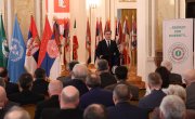 Изасланик председника Србије. министар Никола Селаковић, данас је поручио да Срби опет морају да бране своје право да мирно живе у својој држави, оценио да се Срби на КиМ суочавају са терором и нагласио да је боље 100 година преговарати него један дан ратовати.   На свечаном отварању 30. Генералне скупштине Светске федерације ветерана, у Дом Гарде у Топчидеру, која се одржава под покровитељством председника Вучића, Селаковић је поручио да Срби и Србија знају шта значи борити се за слободу отаџбине и да су у