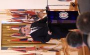 Изасланик председника Србије. министар Никола Селаковић, данас је поручио да Срби опет морају да бране своје право да мирно живе у својој држави, оценио да се Срби на КиМ суочавају са терором и нагласио да је боље 100 година преговарати него један дан ратовати.   На свечаном отварању 30. Генералне скупштине Светске федерације ветерана, у Дом Гарде у Топчидеру, која се одржава под покровитељством председника Вучића, Селаковић је поручио да Срби и Србија знају шта значи борити се за слободу отаџбине и да су у